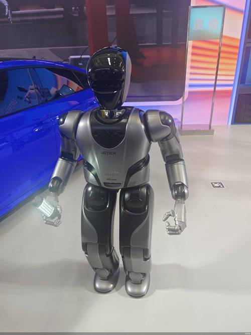 人形機器人跑出